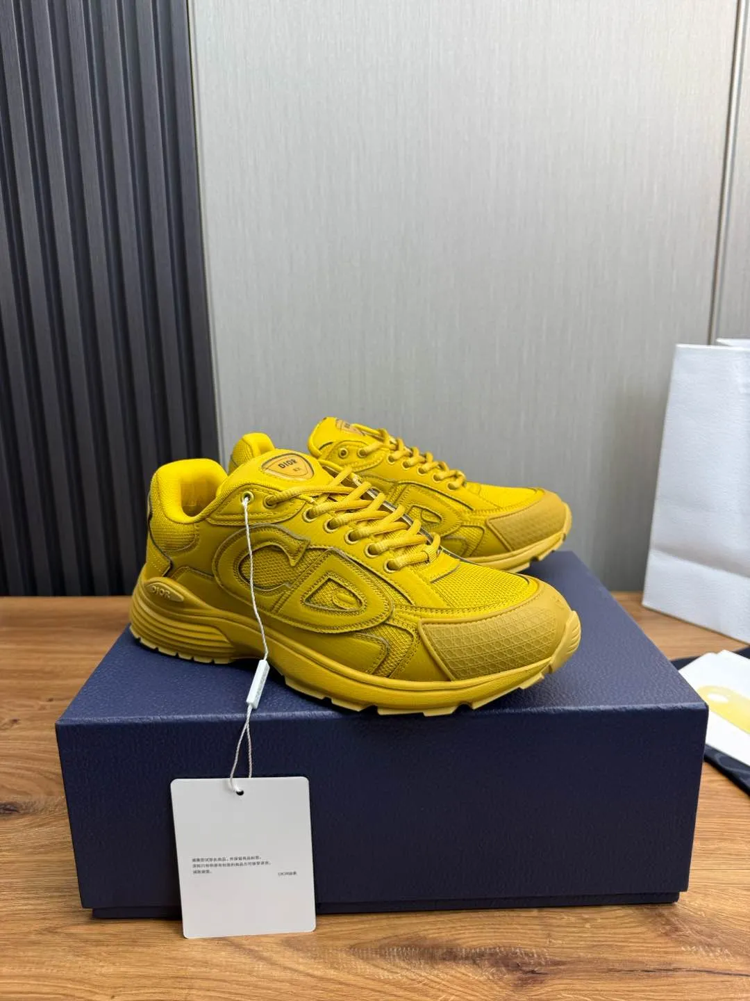 Men's men's shoes 💰740💰 D family Dior ~ New B30 couple 👫 low-top sneakers, the highest version on the market ✅ carefully made of gray mesh fabric and white technical fabric, decorated with reflective "CD30" graphic logo, and "DIO ~ B30" and "CD30" logos on the heel and tongue. An extra-light, sculpted rubber sole with signature accents adds style, while internal stretch details create ideal comfort. It can be matched with various casual styles to show the fashionable and modern sports style〰️ Size: 35-40 (customized at 40 for women) 39-45 (customized at 38.45 for men)